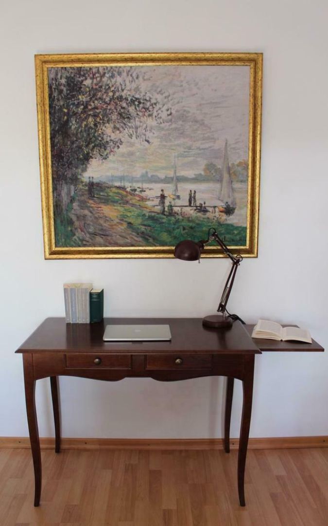Scrittoio classico noce scuro con piano bianco opaco per camera o studio